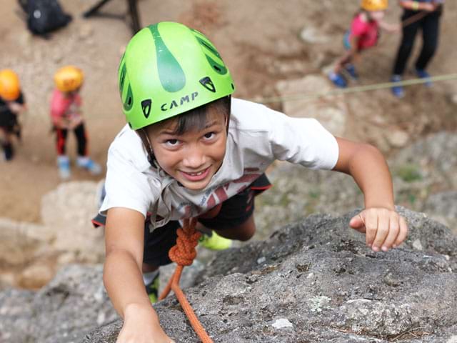 Enfant faisant de l'escalade 