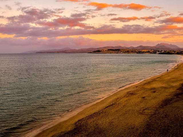 Couché de soleil sur une plage de Fuerteventura en colonie de vacances hiver pour ados