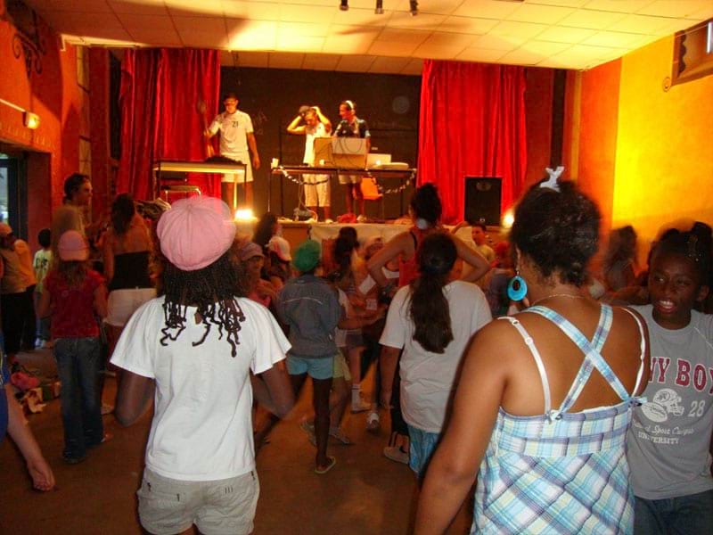 Groupe d'enfants en colonie de vacances assistant à un spectacle