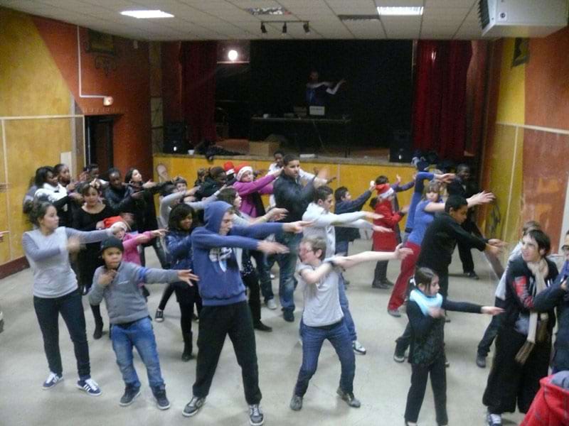 Groupe d'enfants en colonie de vacances répétant une chorégraphie