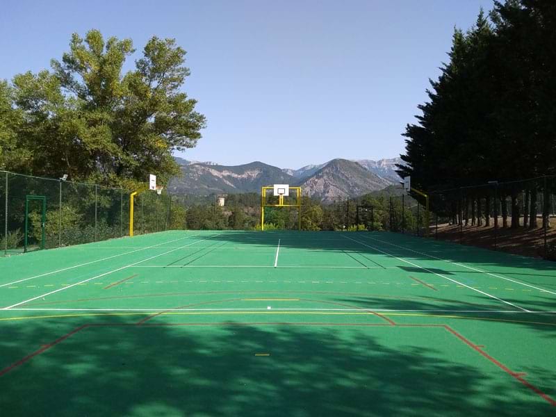 Terrain de football extérieur en colonie de vacances d'hiver