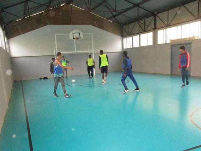 Entrainement de football en intérieur pour les adolescents en colonie de vacances de football