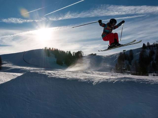 Ado pratiquant le saut à ski en colo