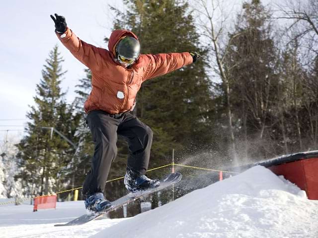 Ado de 15 ans pratiquant le snowboard en colo