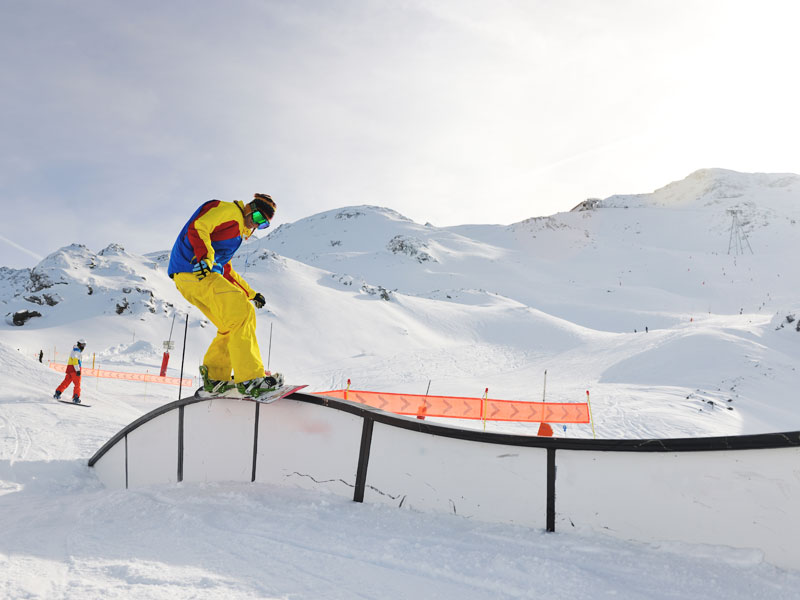 Ado s'exerçant au snowboard en colonie de vacances