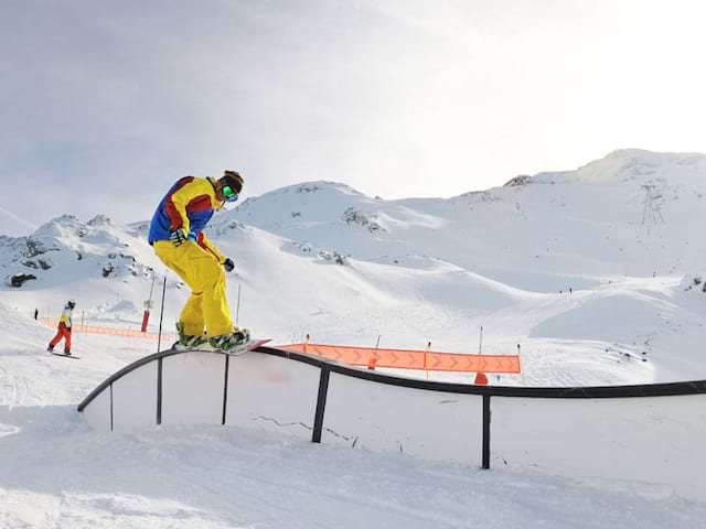 Ado s'exerçant au snowboard en colonie de vacances