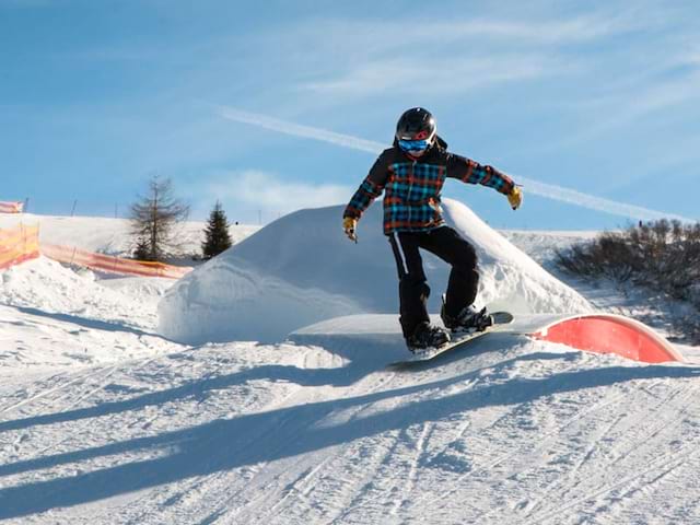 Ado s'exerçant au snowboard en colonie de vacances