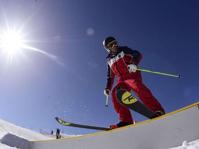 Ado pratiquant le ski alpin en colonie de vacances 