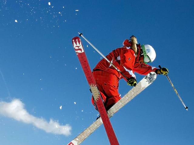 Adolescent pratiquant le ski à haut niveau en colonie de vacances