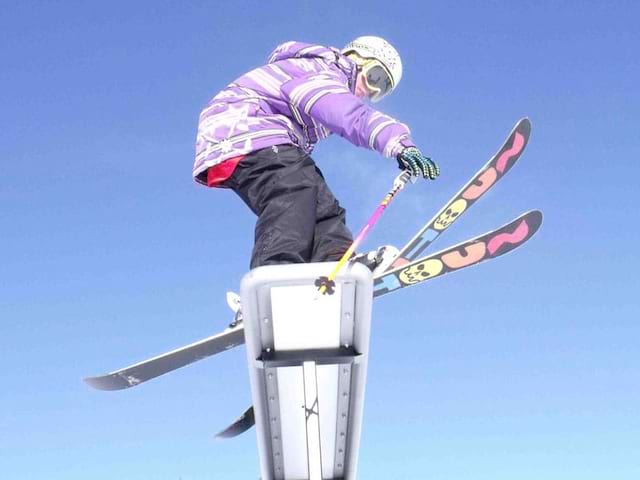 Ado faisant du ski rampe en colo