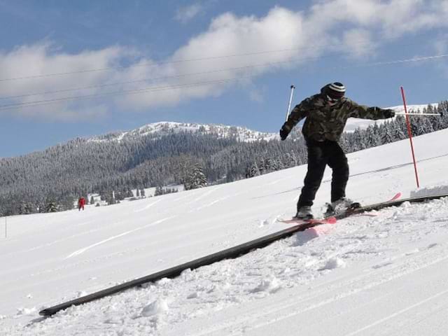 Ado pratiquant le ski en colonie de vacances