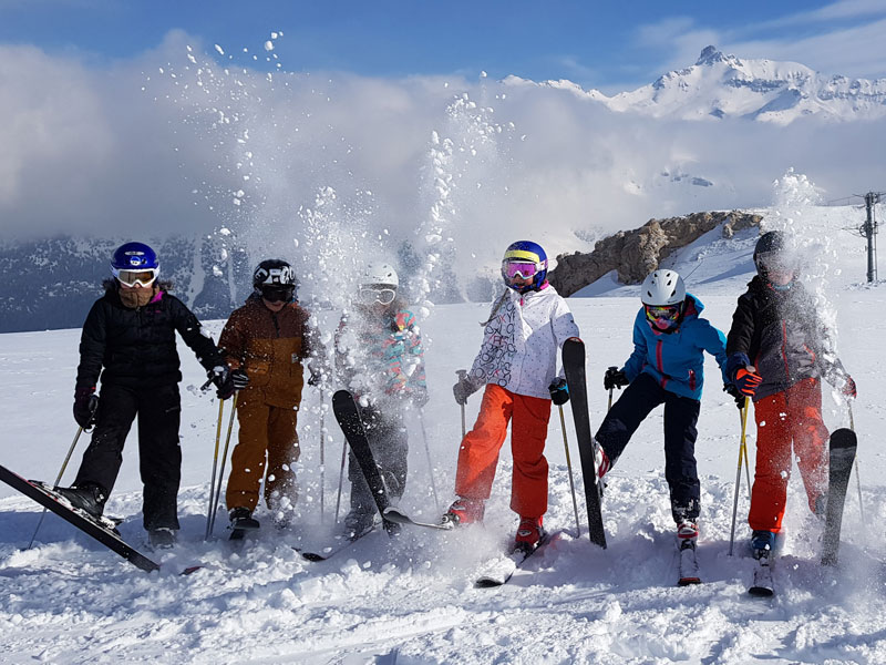 Groupe d'enfants à ski en colonie de vacances