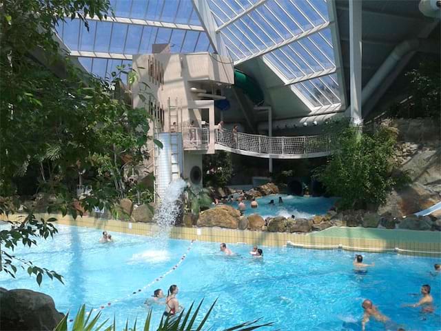 Piscine du parc aquatique Sunparks en Belgique en colonie de vacances