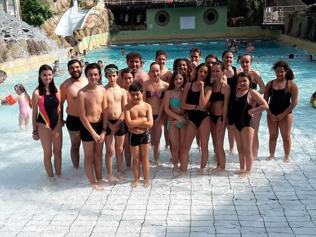 Groupe d'ados en parc aquatique en Belgique hiver