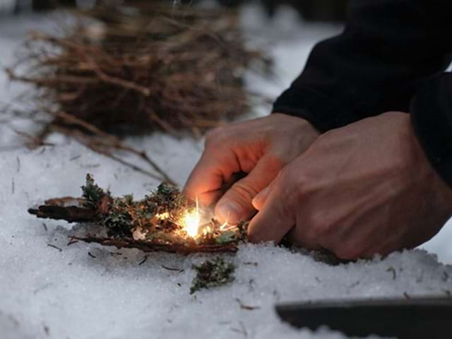 Apprendre à faire du feu dans la neige en colonie de vacances