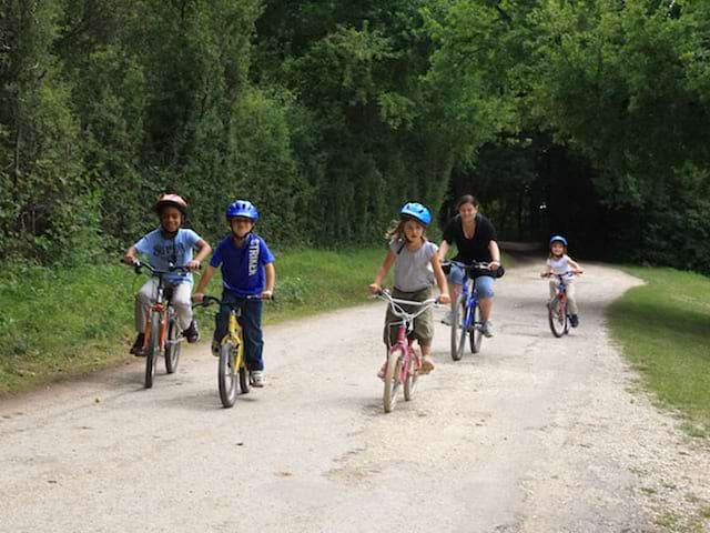 Enfants en balade à vélo en colonie de vacances