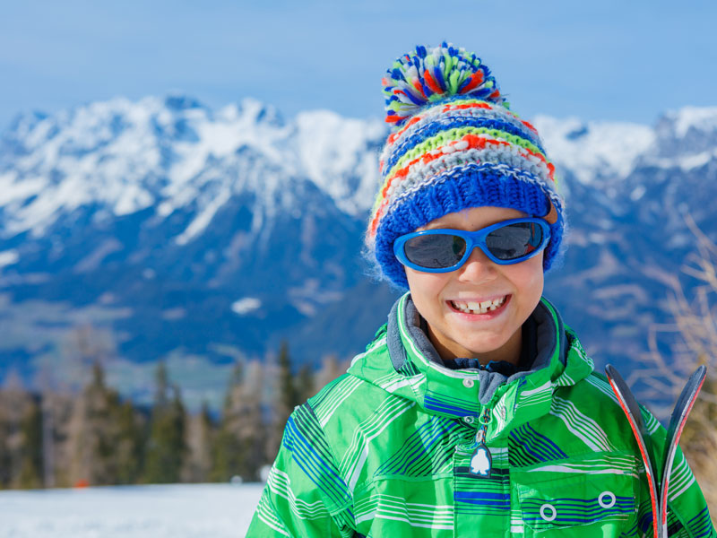portrait d'un garçon à la neige en colonie de vacances d'hiver