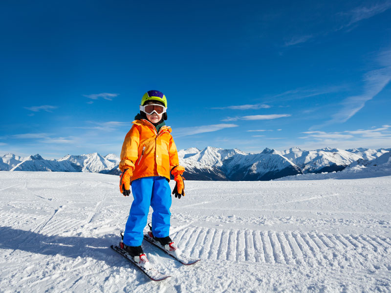 enfant sur les pistes de ski durant sa colonie de vacances d'hiver