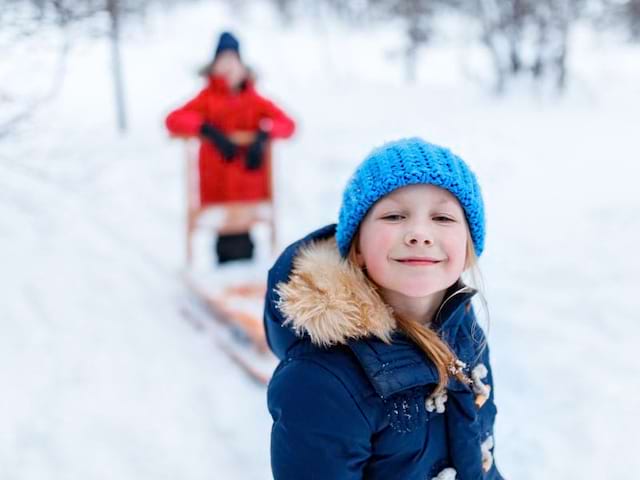 enfants en balade à traineau en colonie de vacances cet hiver