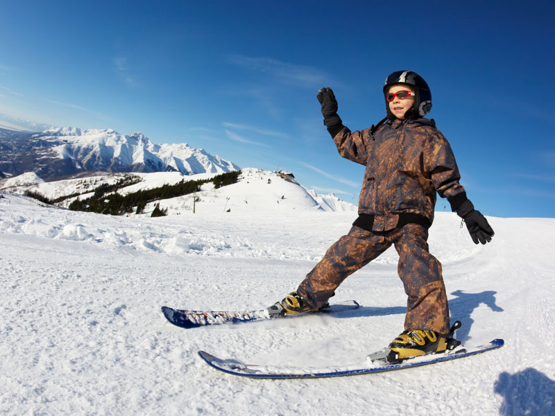 enfant sur les pistes de ski en colonie de vacances 