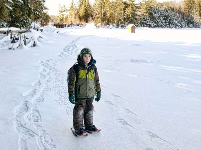 enfant en balade à raquettes cet hiver en colonie de vacances