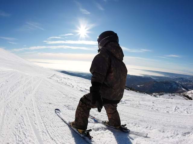 jeune enfant faisant du ski en colo