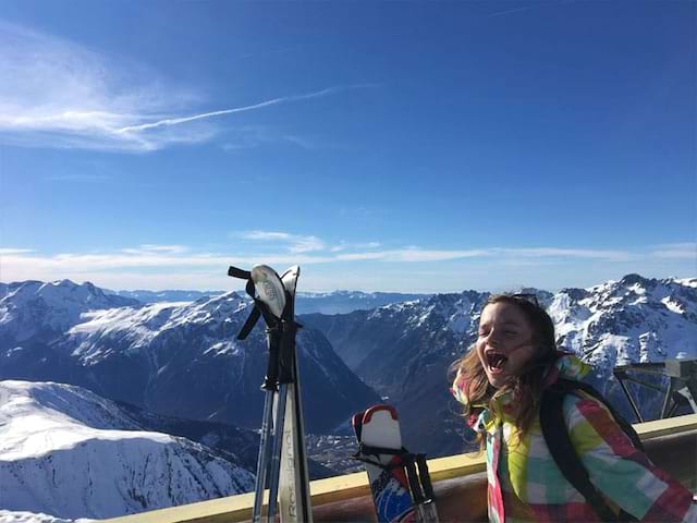 Ados en colonie de vacances au ski réussie