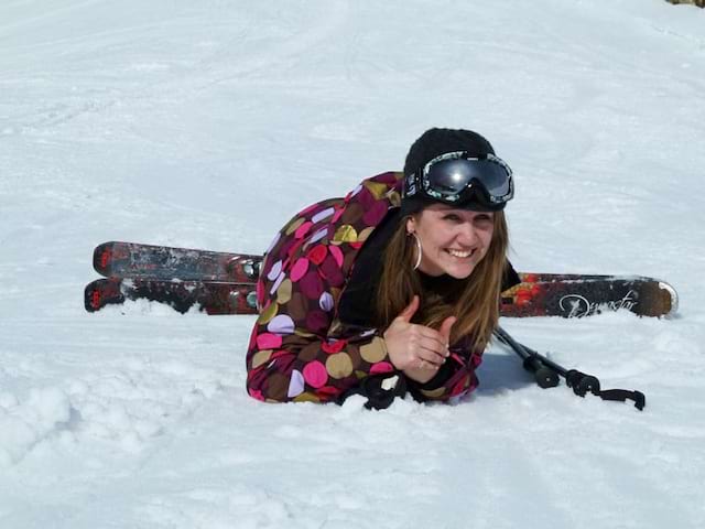 Ado dans la neige en colonie de vacances montagne