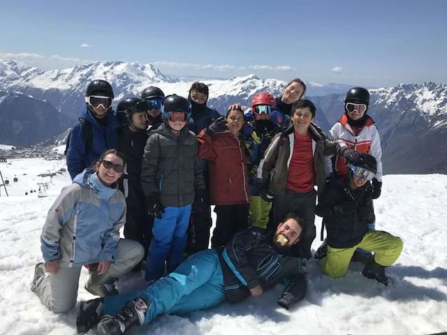 Groupe d'ados en colo au ski février