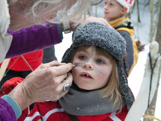 Maquillage artistique pour enfants en colonie de vacances