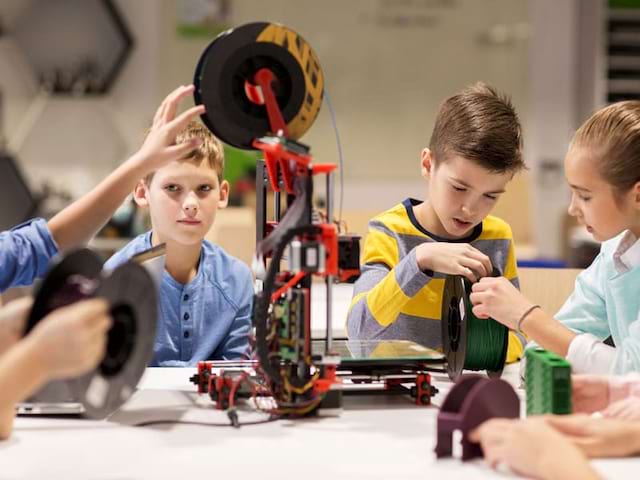 Enfants apprenant la robotique 