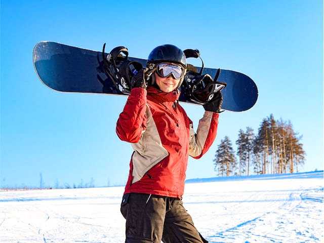 Adolescente avec sa planche de surf 