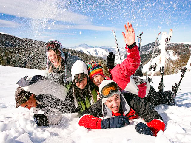 Groupe d'ados dans la neige sur la station