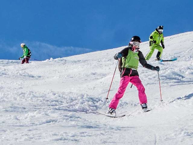 3 jeunes qui skient en colonie de vacances