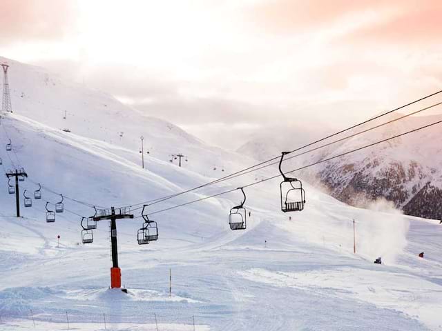 Paysage de montagne en colonie de vacances hiver