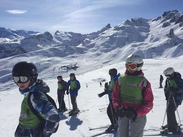 Groupe d'enfants à la montagne en colonie de vacances