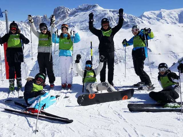 Photo de groupe au sommet de la montagne lors de leur colonie de vacances d'hiver