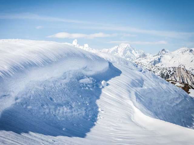 Paysage de montagne enneigé à l'occasion d'une colonie de vacances