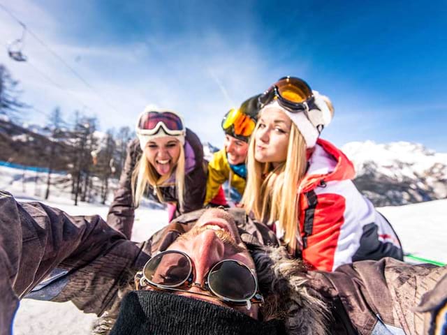 Quatre ados qui jouent dans la neige en vacances d'hiver