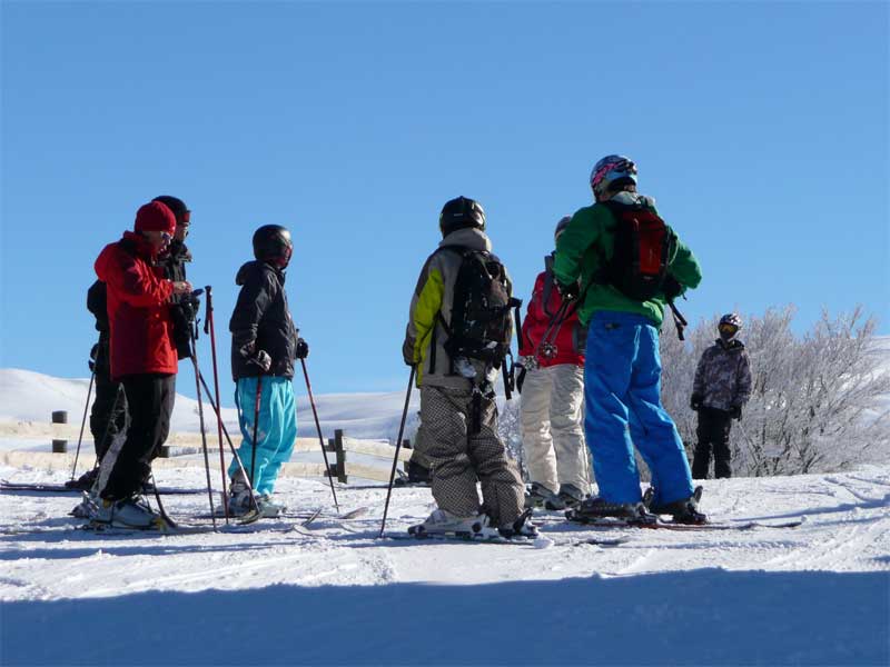 Groupe d'ados faisant du ski en colonie de vacances