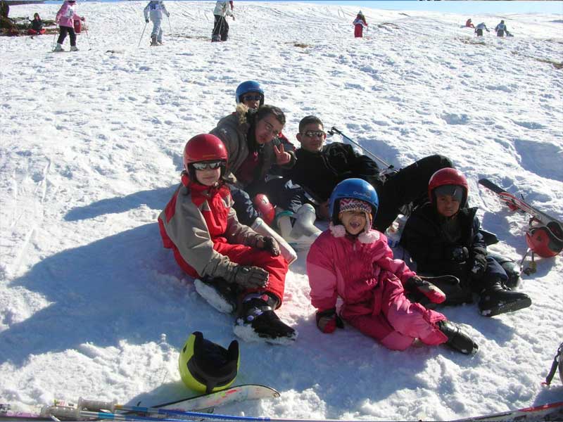 Groupe d'enfants sur les pistes de ski en colonie de vacances