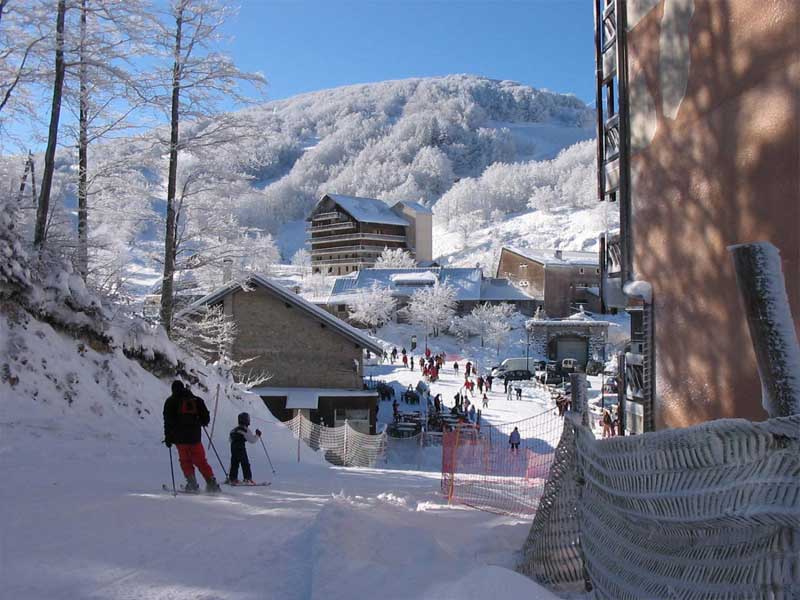 Enfants skiant sur le domaine skiable en colonie de vacances à la neige 