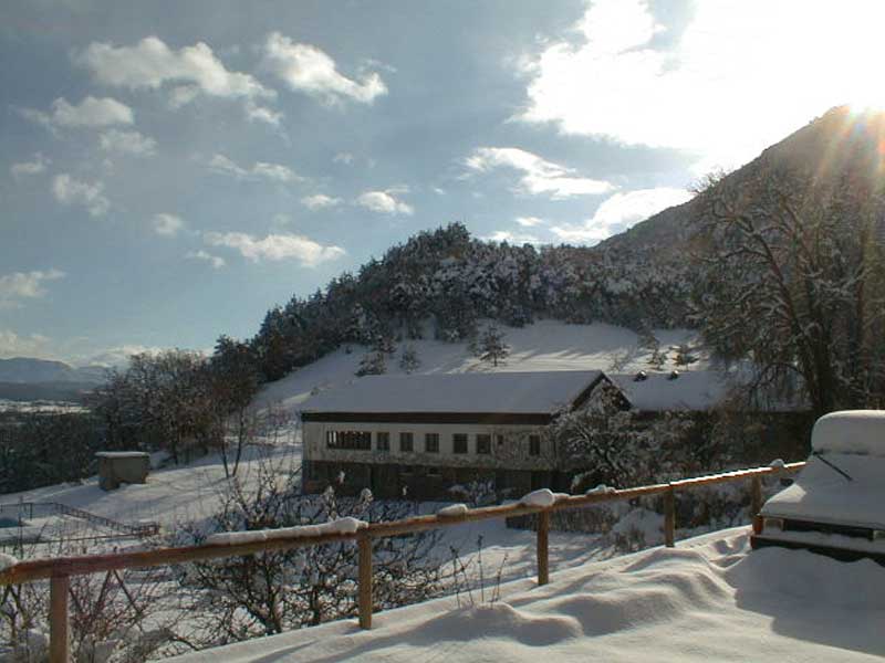 Vue sur le gite en colonie de vacances à la neige