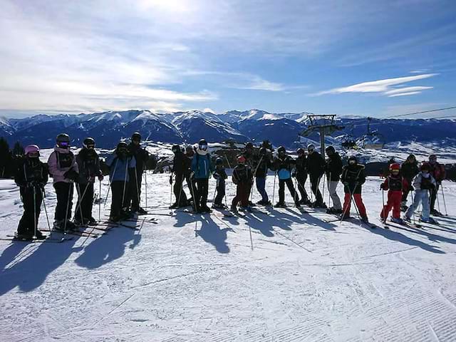 Groupe d'enfants cet hiver en colo sur les pistes de ski