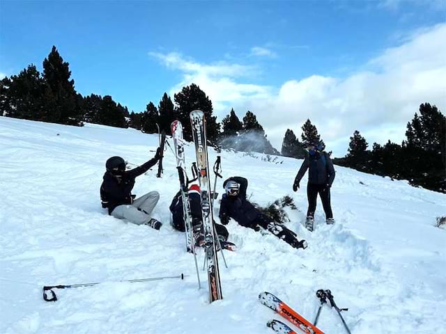 Enfants dans la neige en colo de ski cet hiver