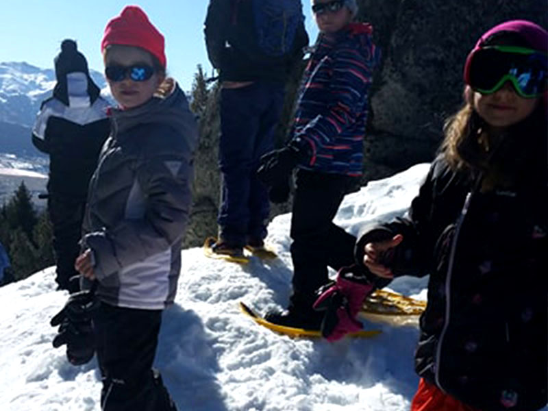 Groupe d'enfants sur les pistes de ski en colo cet hiver