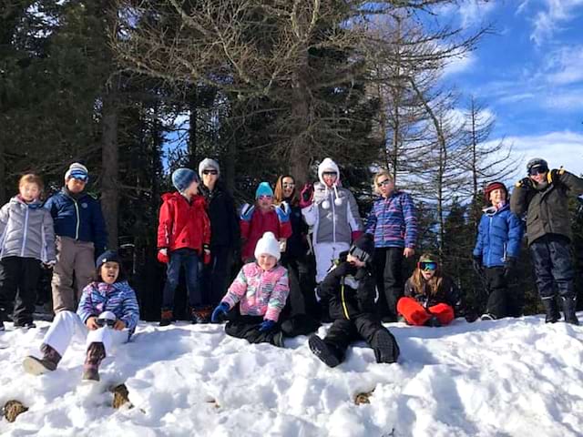 Groupe d'enfants en colo cet hiver ski