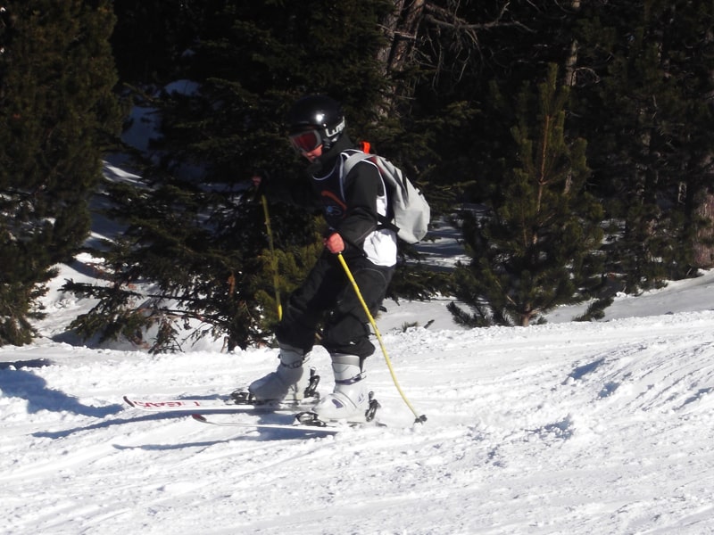 Enfant pratiquant le ski alpin en colonie de vacances 