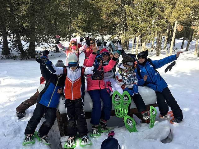 Groupe d'enfants en colo à la neige cet hiver