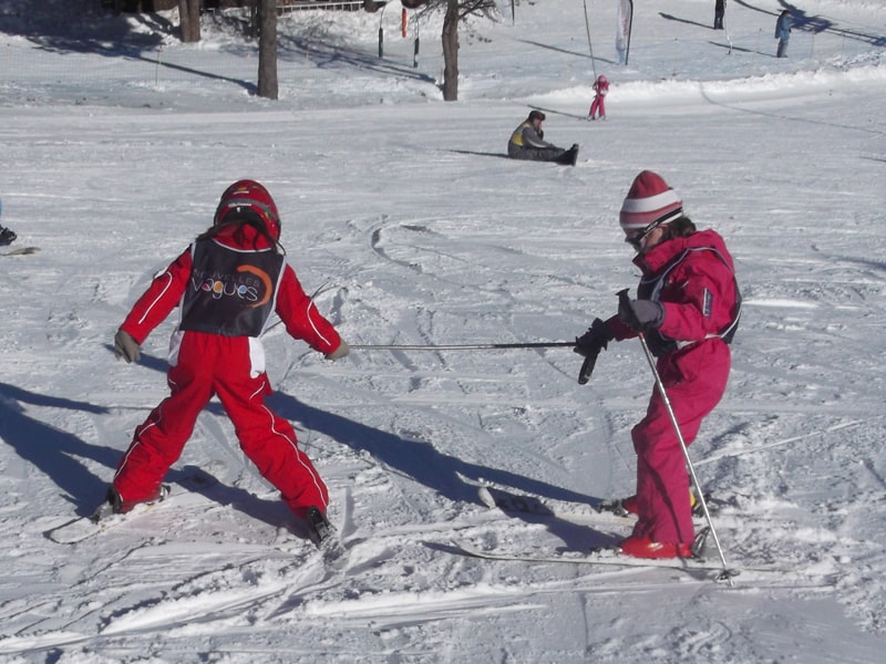 Deux enfants faisant du ski sur les pistes à Font Romeu en colonie de vacances